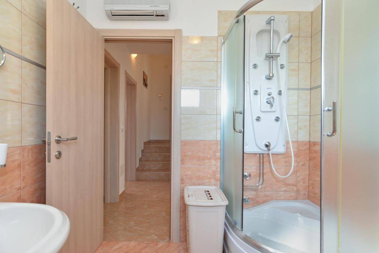 Apartment Patricia 1756 Pula Bagian luar foto