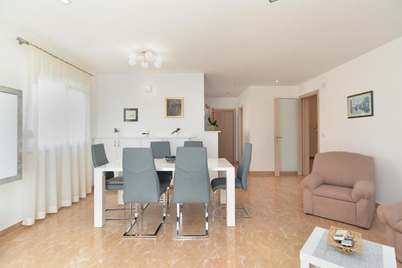 Apartment Patricia 1756 Pula Bagian luar foto