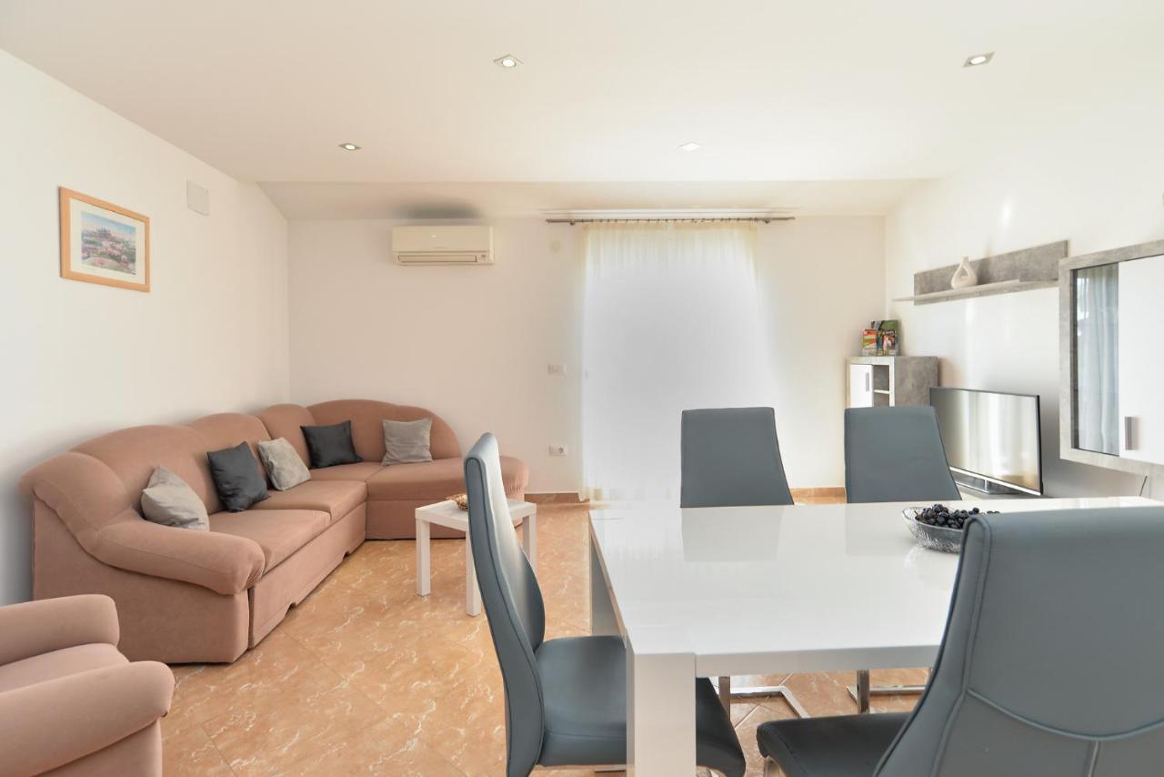 Apartment Patricia 1756 Pula Bagian luar foto